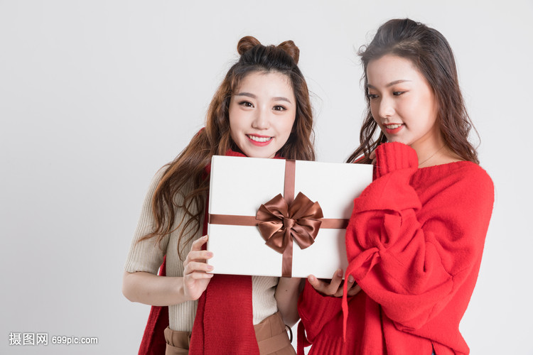 閨蜜互送禮物拿著禮物